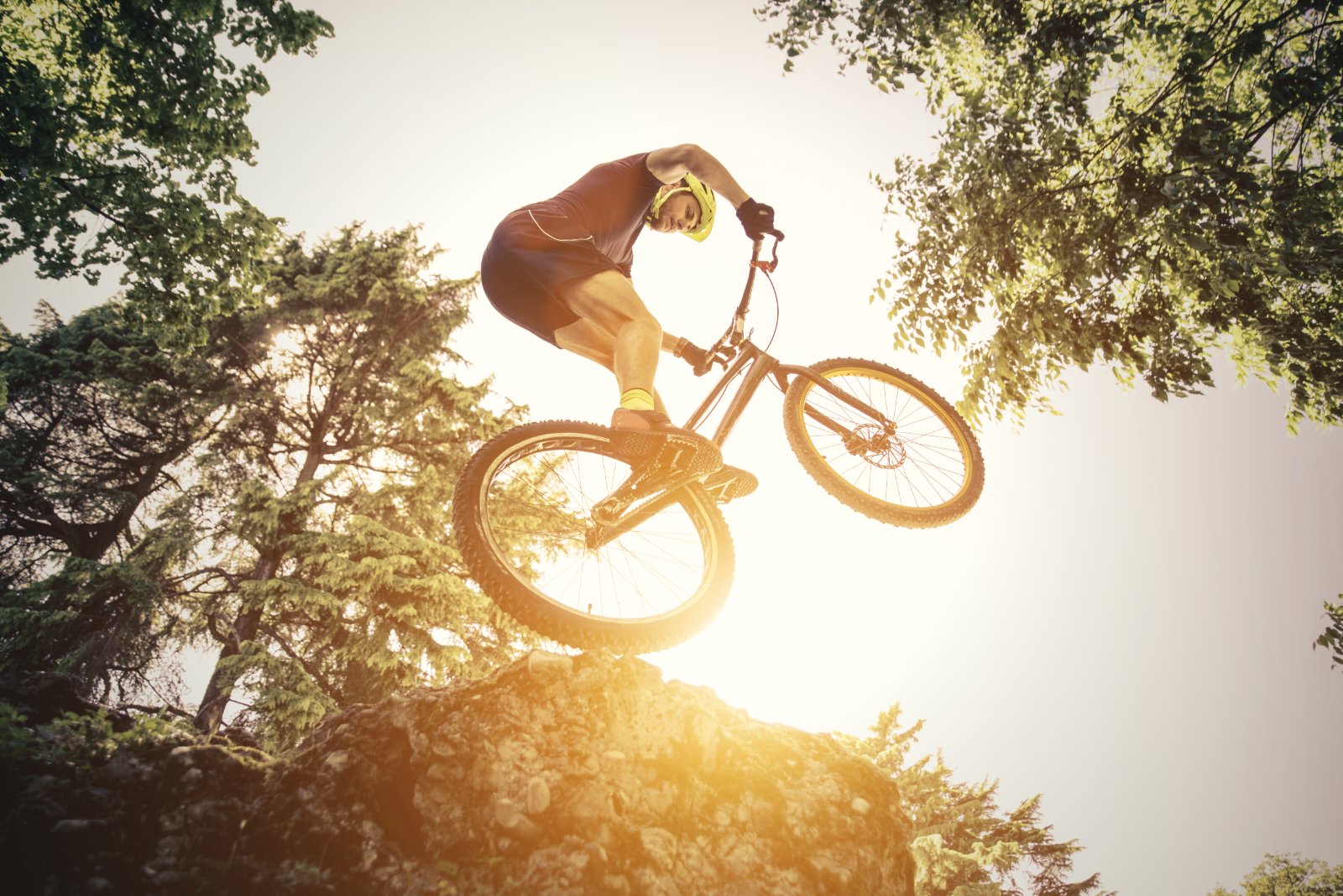 Skok na MTB v zapadajícím slunci